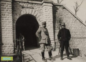 Fort de Belleville, le commandant du fort et son adjoint le capitaine Delomel à l'entrée du fort le 13 avril 1918.
© BDIC : Fonds des albums Valois pour le département de la Meuse.
Taille du fichier : 381 kB