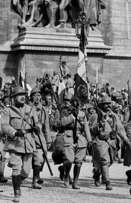 Le drapeau du 2ème génie lors du défilé de la Victoire le 14 juillet 1919.Cette image provient de la bibliothèque en ligne Gallica sous l'identifiant ARK btv1b53018025b