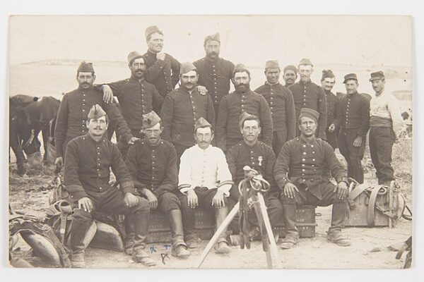 CC BY-SA 3.0 Soldats du 2e génie à Bizerte en novembre 1914. https://1914-1918.europeana.eu/fr/contributions/19350