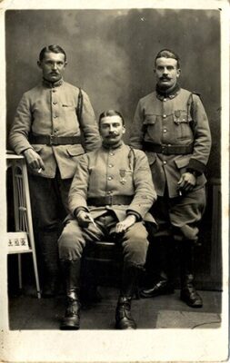 Trois soldats du 165ème RI en 1918. Photographie d’Amédée Desforges (assis) avec deux camarades de régiment (s.d.), 165e RI. CC BY-SA 3.0 collection d'Europeana 1914-1918.
