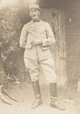 CC BY-SA 3.0 Photo-carte datée d'octobre 1915 montrant Gilbert Bassot, brigadier au 2ème génie https://1914-1918.europeana.eu/fr/contributions/19350